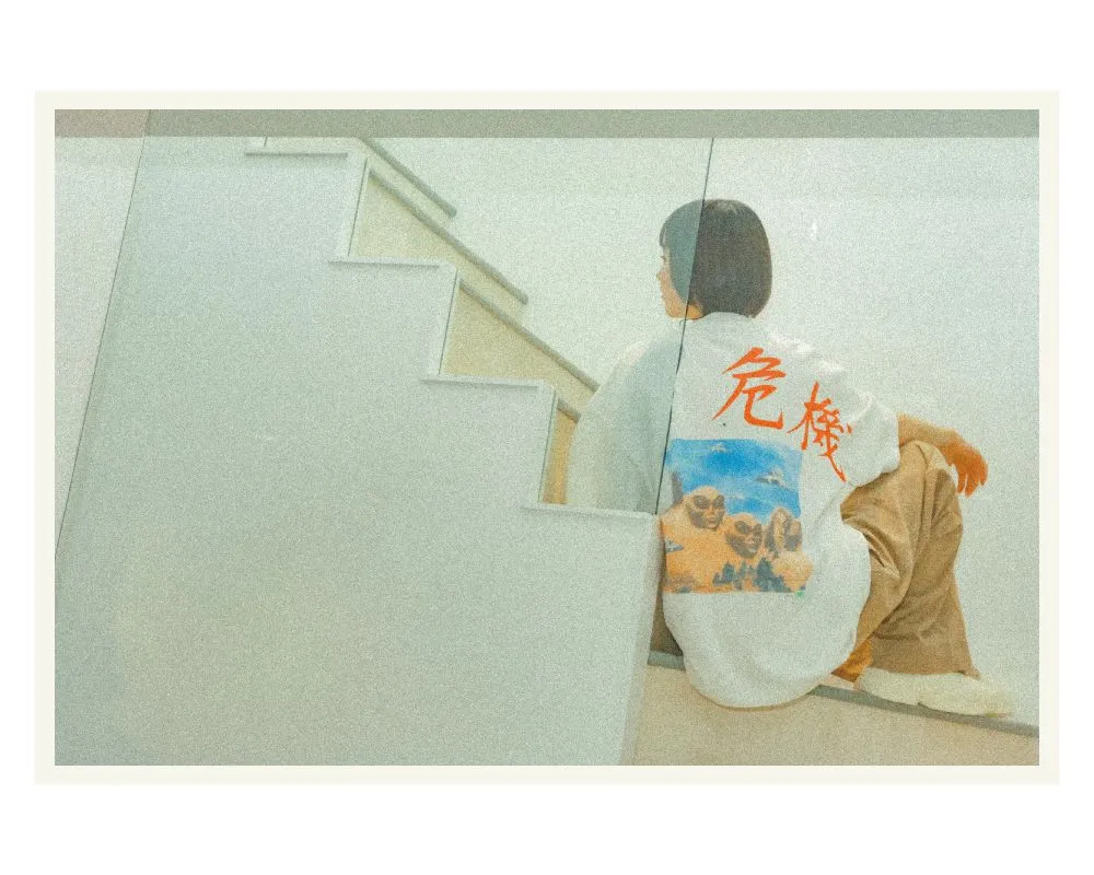 SAINT Mxxxxxx × Sean Wotherspoon SW_SS TEE/KIKI/WHT Alien Crisis/Alien President Mountain TEE Off-White S-XL Super Handsome Co-branded Alien Print Design Correct Version Customized SW Co-branded Accessories Cylindrical Seamless High Weight Fabric Enzyme Heavy Wash Water Distress Handmade Garment Graffiti Splashing Ink